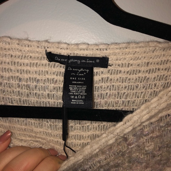 Do everything in love Shaw /poncho - Picture 4 of 5